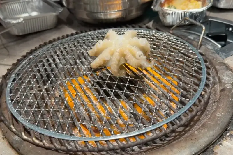 불판 위에서 익어가는 쭈꾸미