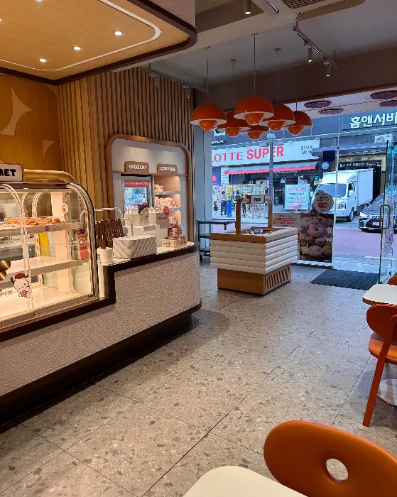 매장 입구와 함께 보이는 창밖 풍경을 담은 사진