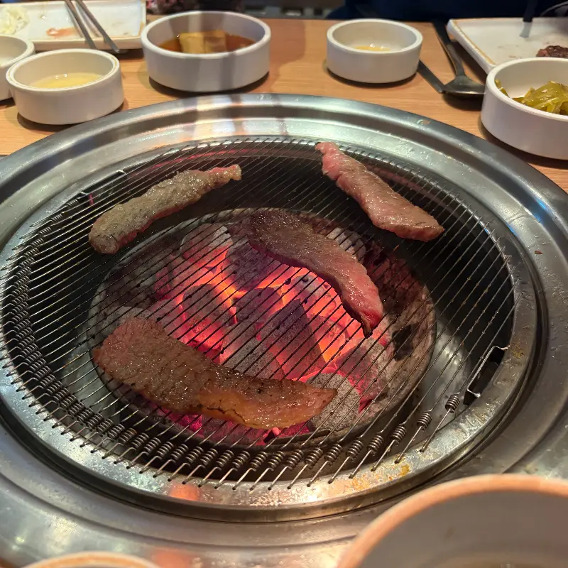 숯불 위에서 익어가는 한우, 눈과 귀와 코를 즐겁게 한다