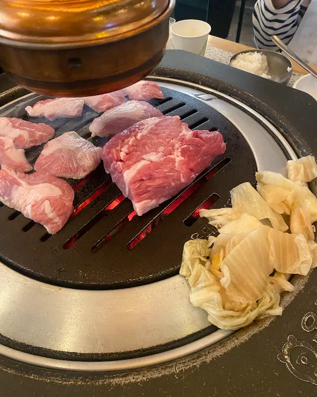 고기를 굽는 모습