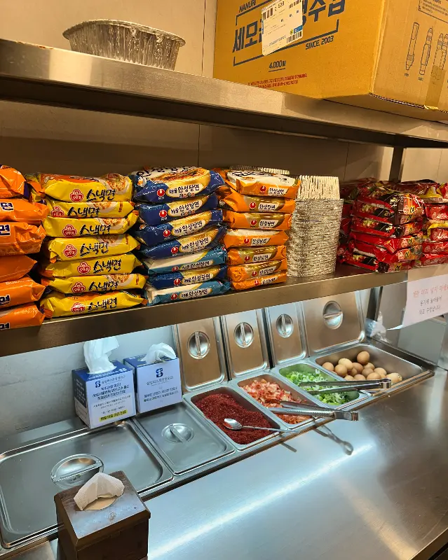라면 코너 전경. 다양한 라면 종류와 토핑이 준비되어 있다.