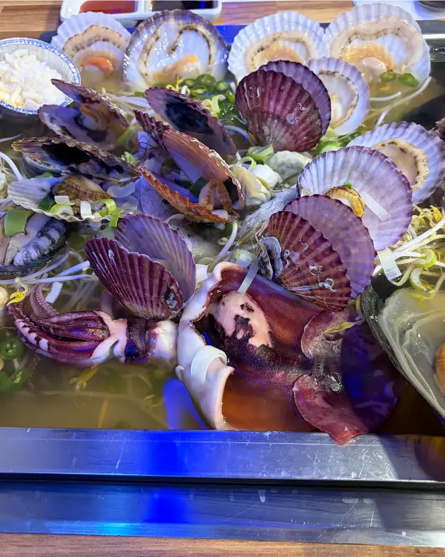 다채로운 해산물의 조화가 돋보이는 조개찜