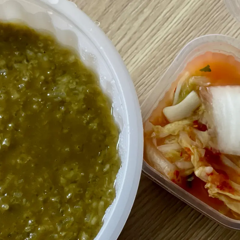 포장해온 전복죽과 김치