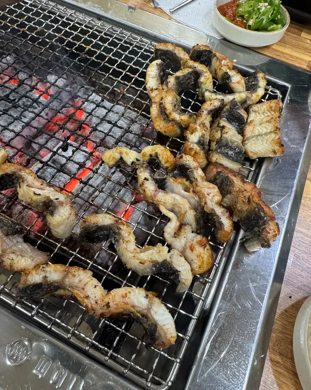 숯불 위에서 노릇하게 익어가는 장어