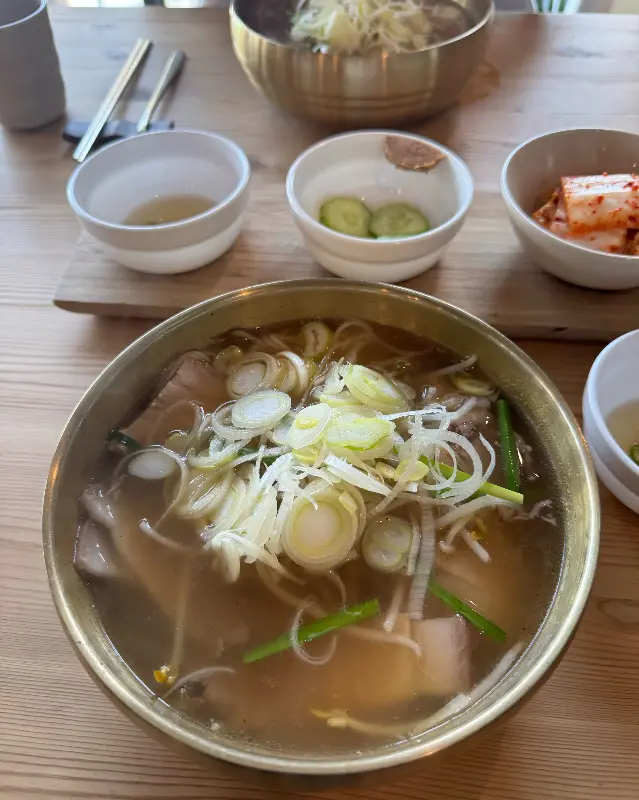 놋그릇에 담긴 곰탕 한 상 차림