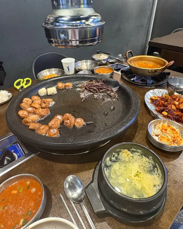 불판 위의 막창과 푸짐한 곁들임, 완벽한 한 상