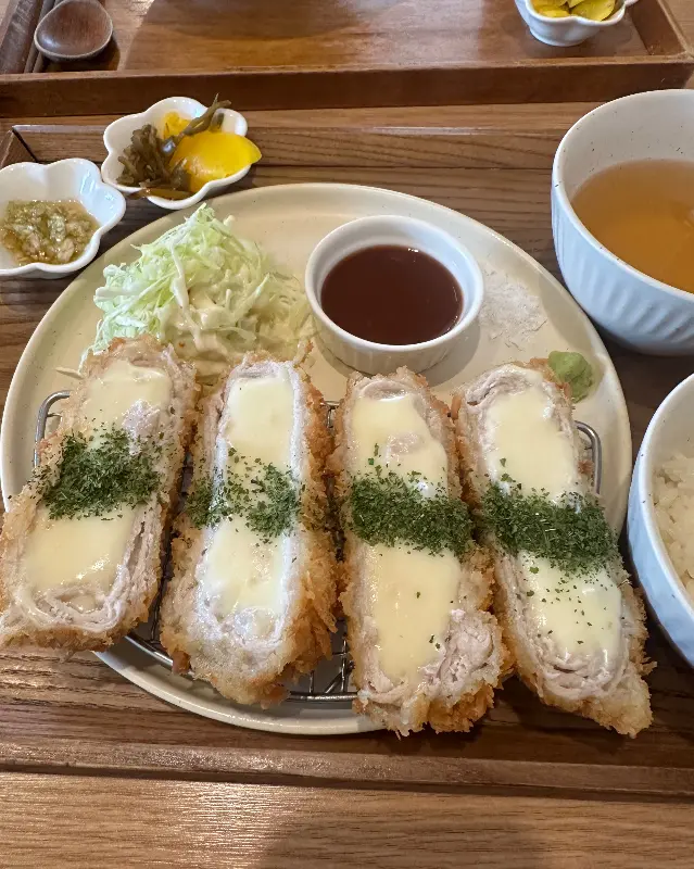 치즈 카츠의 먹음직스러운 모습