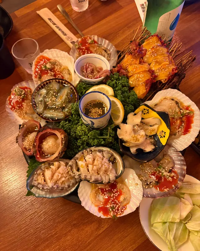 다양한 해산물이 정갈하게 담겨져 나오는 평화로운집 모듬 해산물