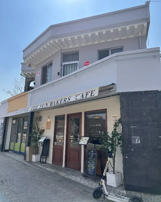 더썬베이커스카페 외관