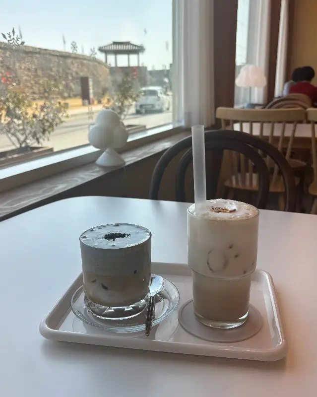 창밖으로 해미읍성이 보이는 테이블