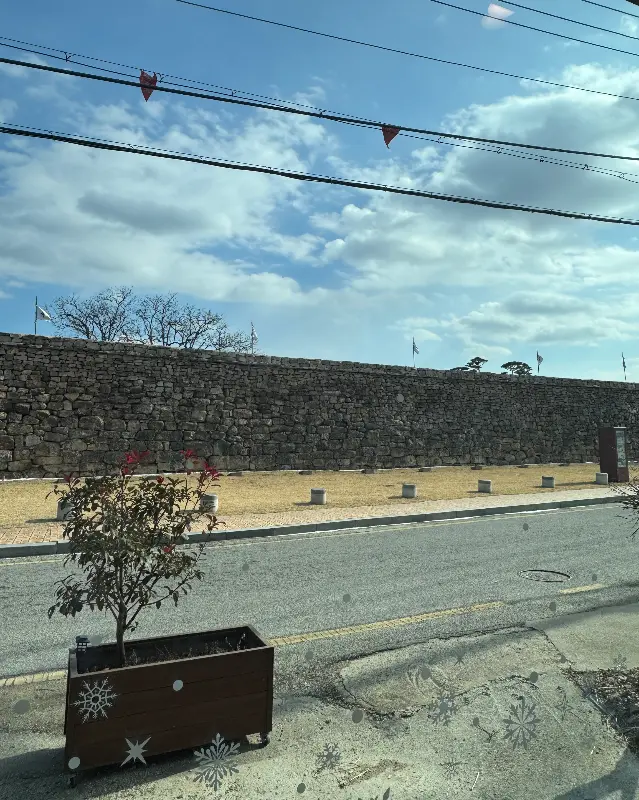 카페 창밖으로 보이는 해미읍성 성벽