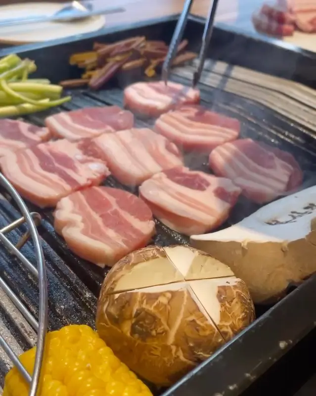 직원이 직접 구워주는 삼겹살