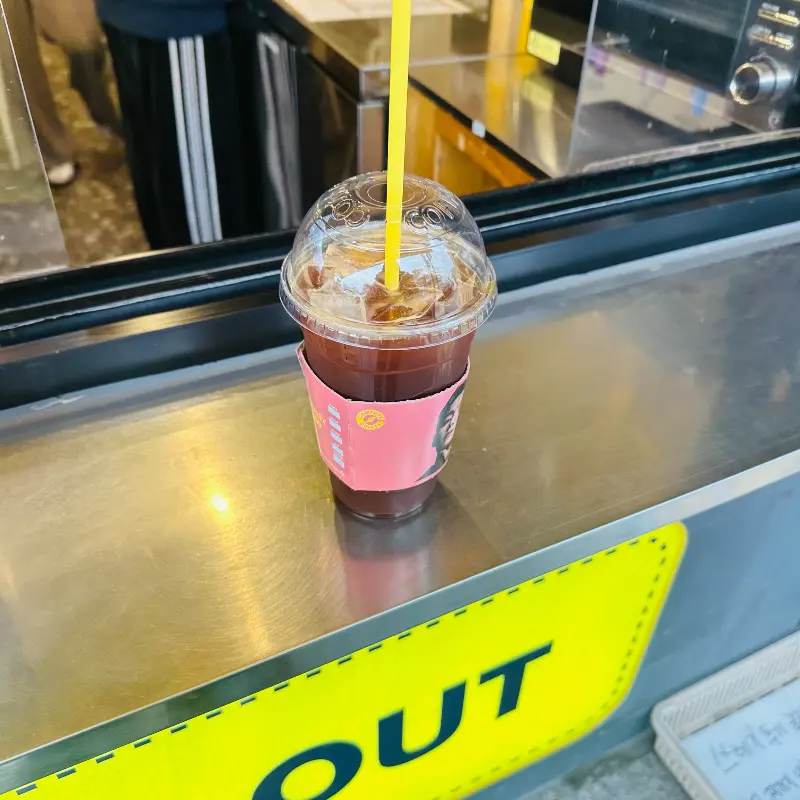 노란색 테이크 아웃 컵