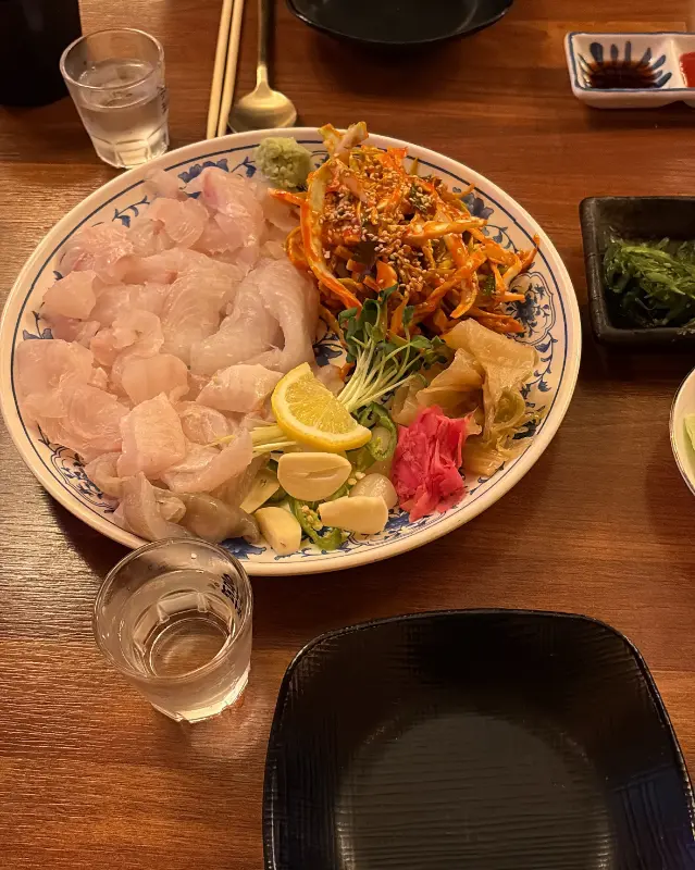 싱싱한 광어회와 곁들여 먹기 좋은 막장이 함께 담겨 있는 모습