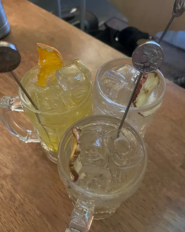 상큼한 과일이 더해진 술 한 잔