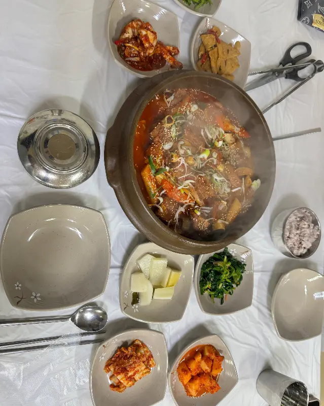푸짐한 닭볶음탕 한 상 차림