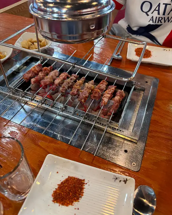 숯불 위에서 익어가는 양꼬치