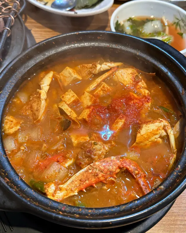 뚝배기에 담겨 보글보글 끓는 게장찌개