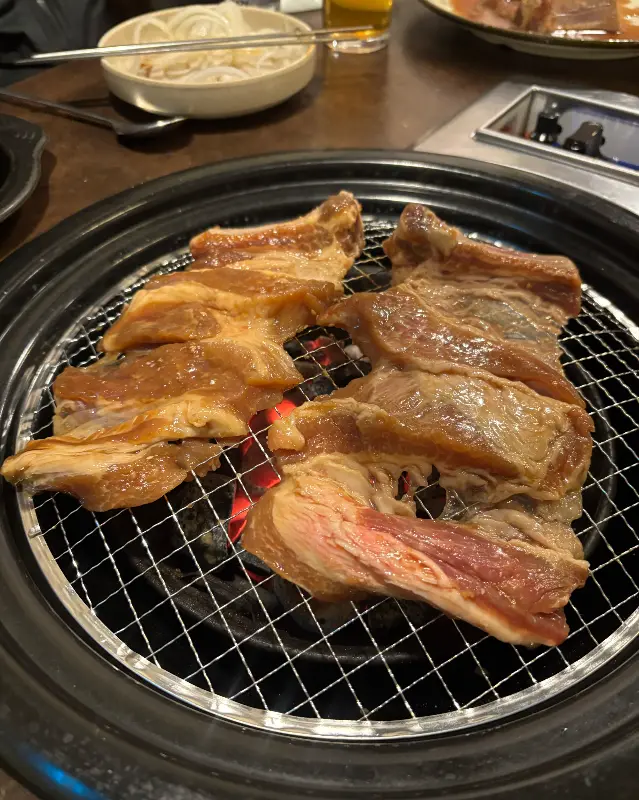 숯불 위에서 구워지는 돼지갈비