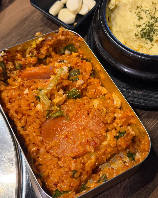 김치볶음밥과 계란 프라이가 담긴 양은 도시락의 모습