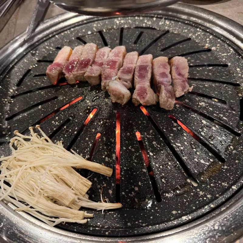 테이블 가득 차려진 고기와 밑반찬, 계란찜