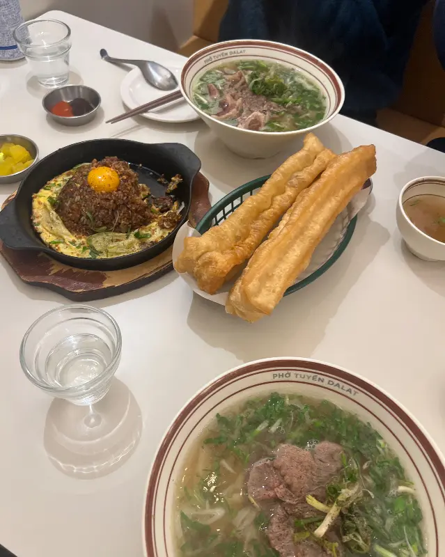 철판 볶음밥과 쌀국수