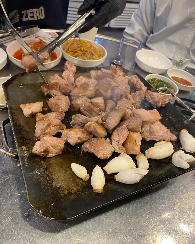 직원분이 직접 구워주는 맛있는 뒷고기