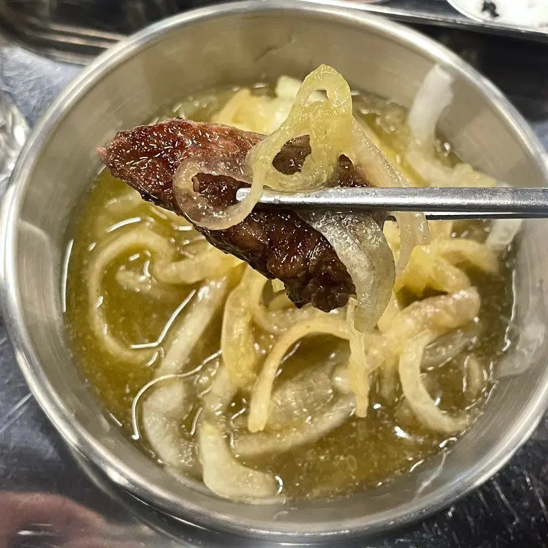 소고기와 양파절임의 환상적인 조합