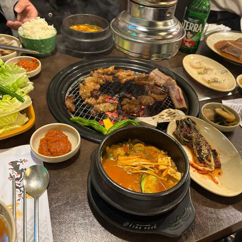 푸짐하게 차려진 꾼돈 숯불갈비 한 상 차림