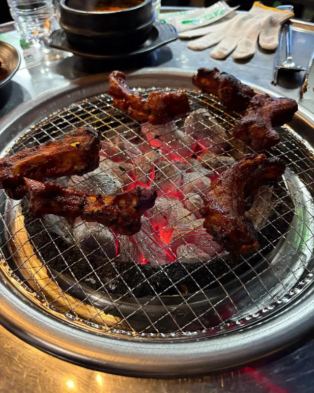 숯불 위에서 노릇노릇 익어가는 쪽갈비