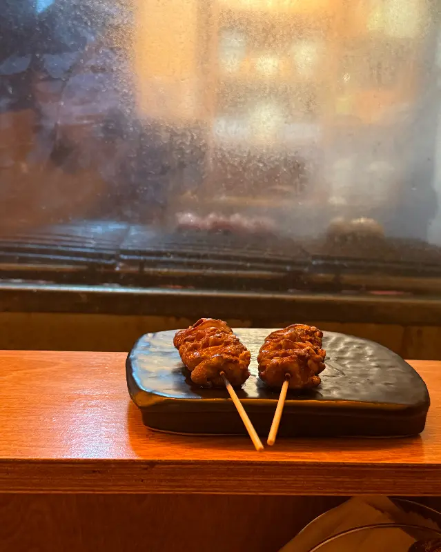 숯불 위에서 구워지고 있는 꼬치