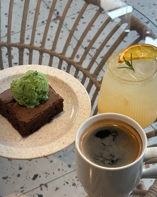 브라우니, 커피, 오렌지 에이드가 함께 놓인 모습