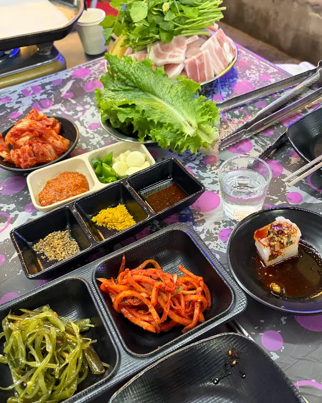 다채로운 밑반찬과 싱싱한 채소