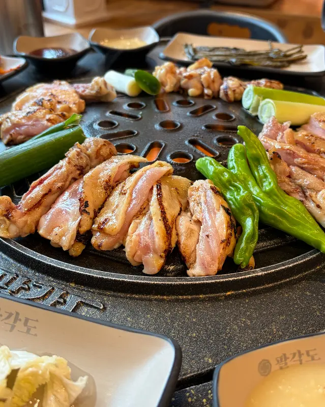 불판 위 닭갈비 구이