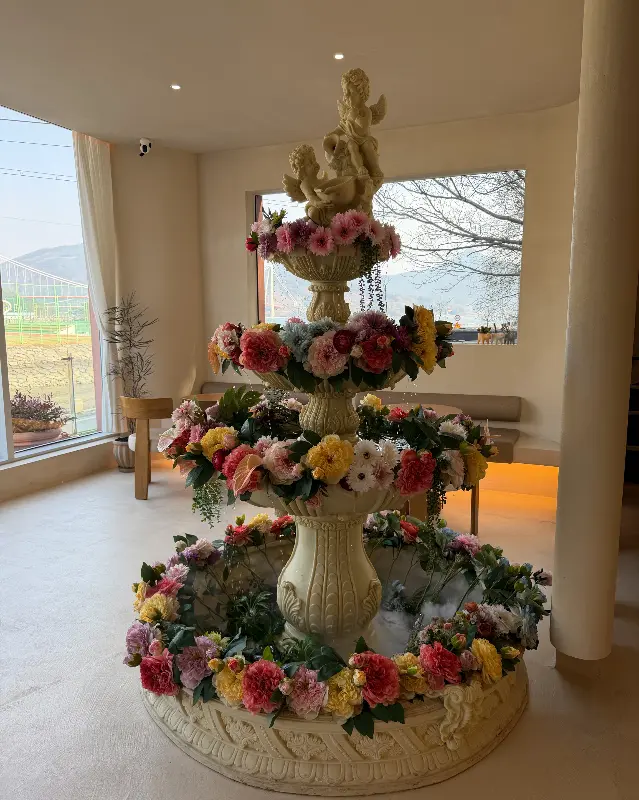 카페 중앙에 위치한 꽃 분수
