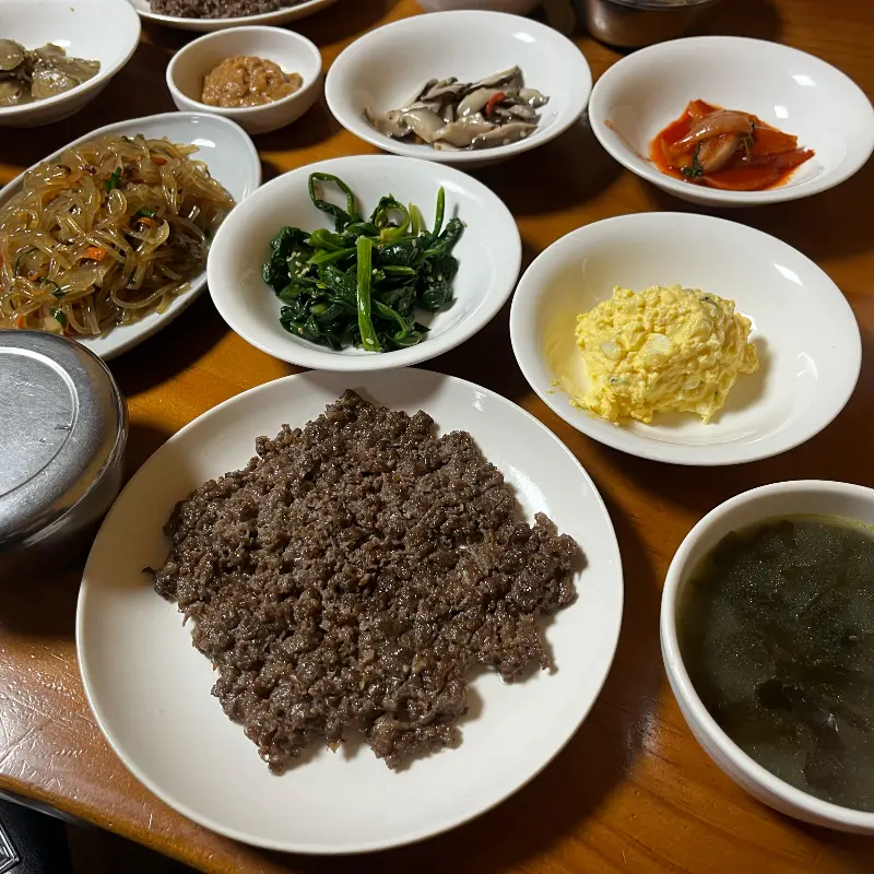 한 상 가득 차려진 한우 석쇠불고기 정식