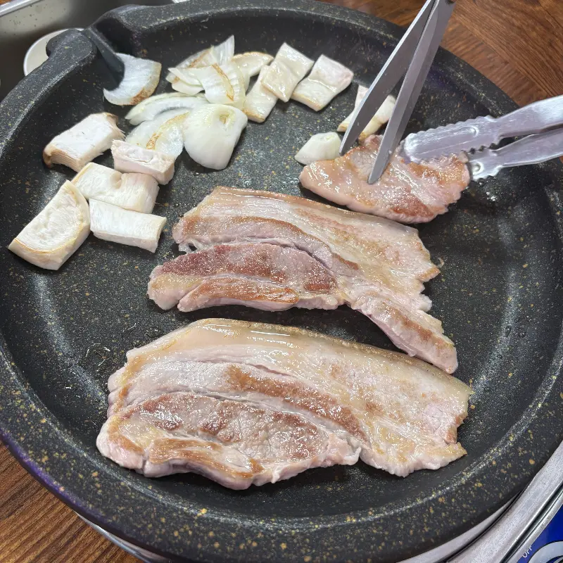 삼겹살 굽는 모습