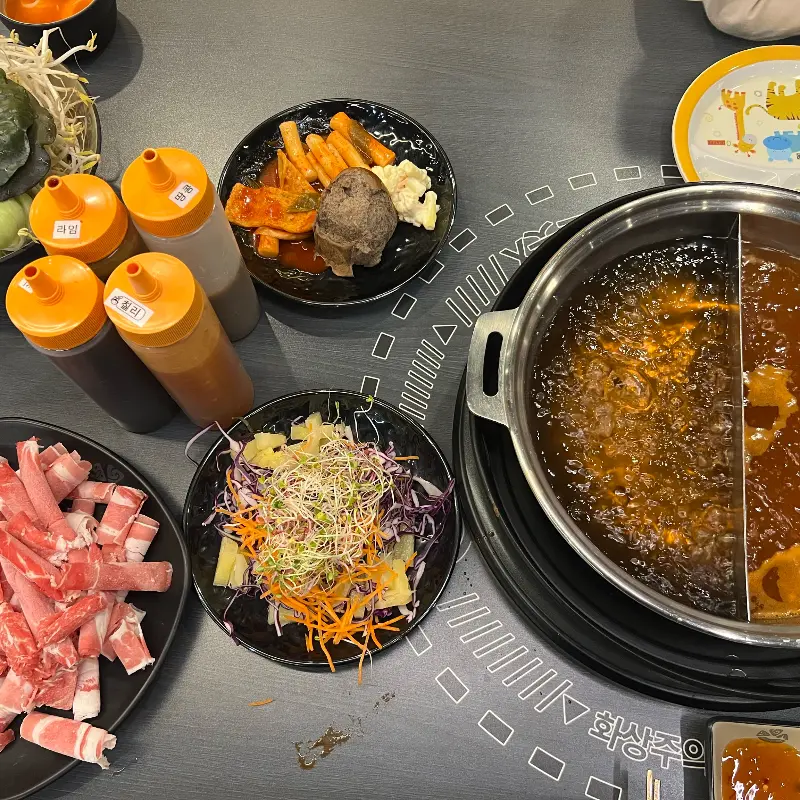 샤브샤브 냄비와 샐러드바 음식들