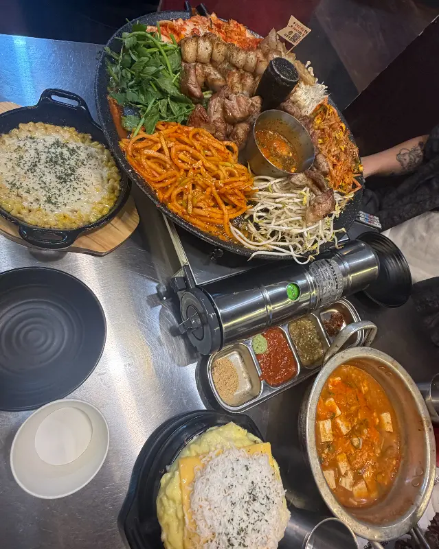 비주얼 폭발하는 돼통령 모둠 한 판