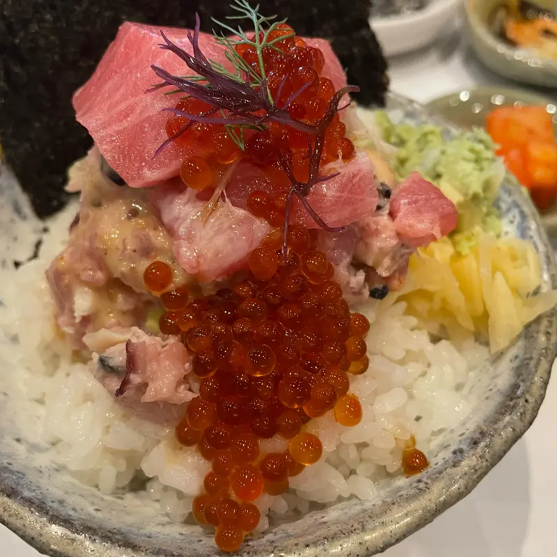 고로고로 덮밥 위에 올려진 연어알