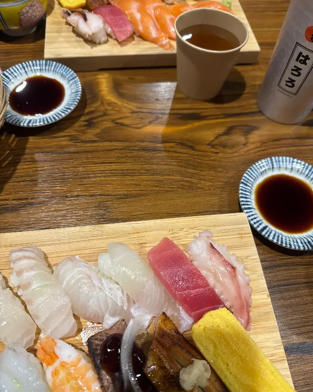 정갈하게 놓인 초밥들