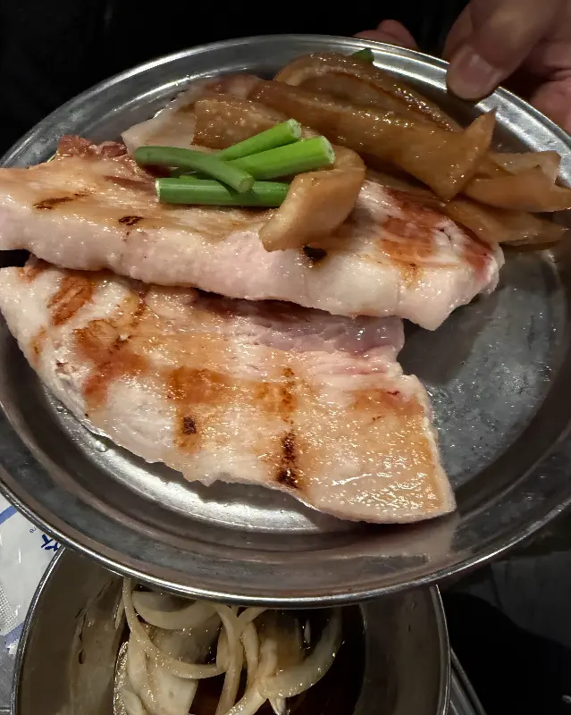 초벌되어 나온 돼지껍데기