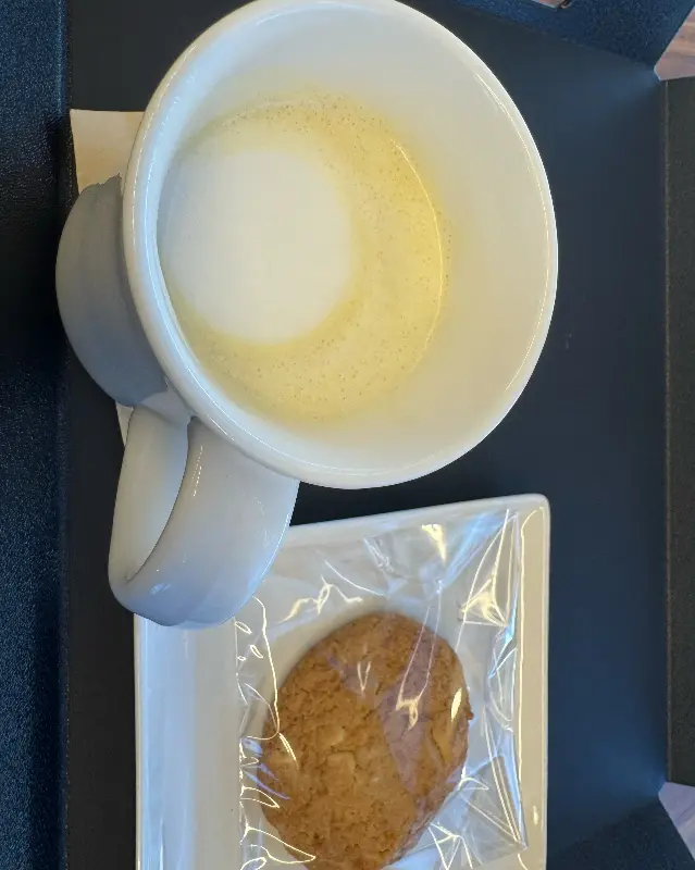 깔끔한 쟁반에 담겨 나온 커피와 쿠키