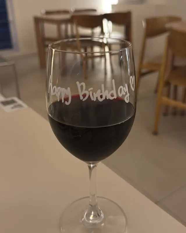 Happy Birthday 레터링이 쓰여진 와인잔