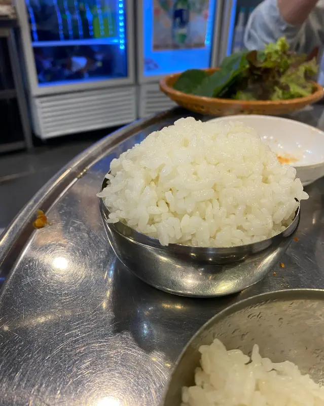 고봉밥에 인심이 느껴집니다.