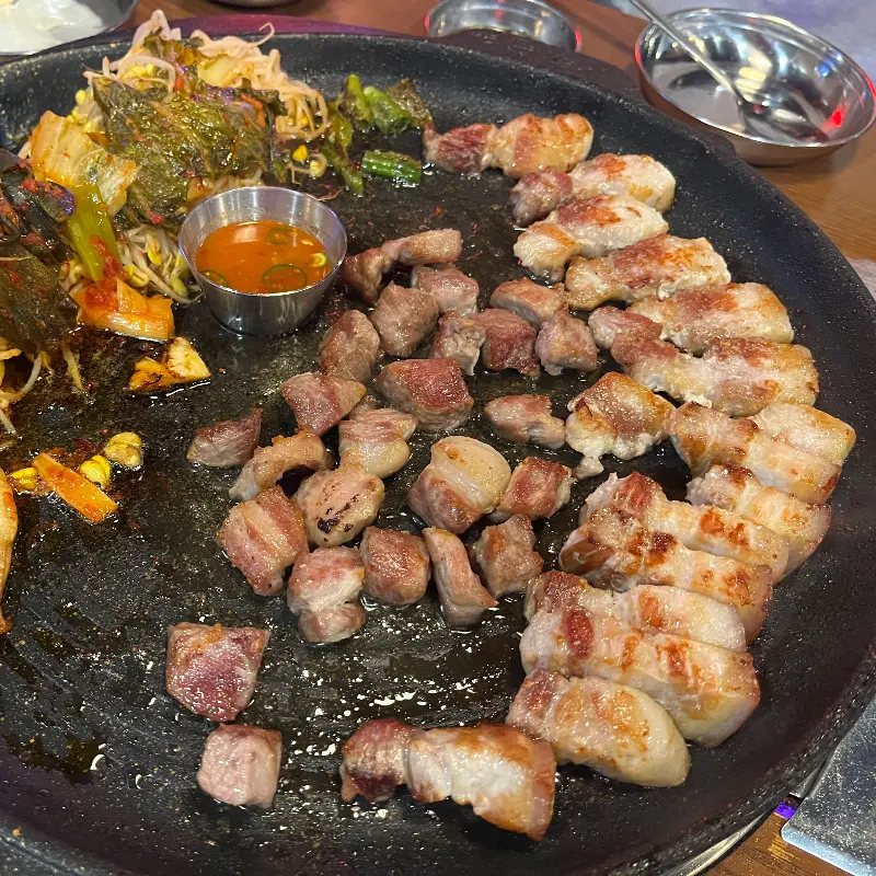 잘 구워진 삼겹살