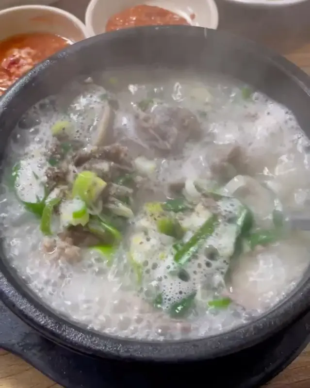 다진 양념이 풀어지기 전 뽀얀 국물의 순대국밥