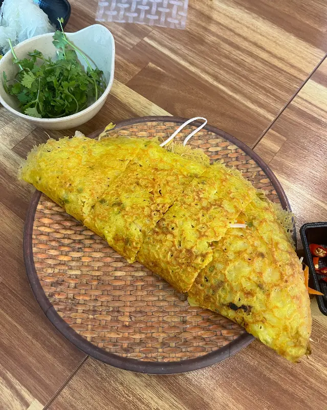 노릇하게 구워진 반쎄오와 소스, 채소의 모습