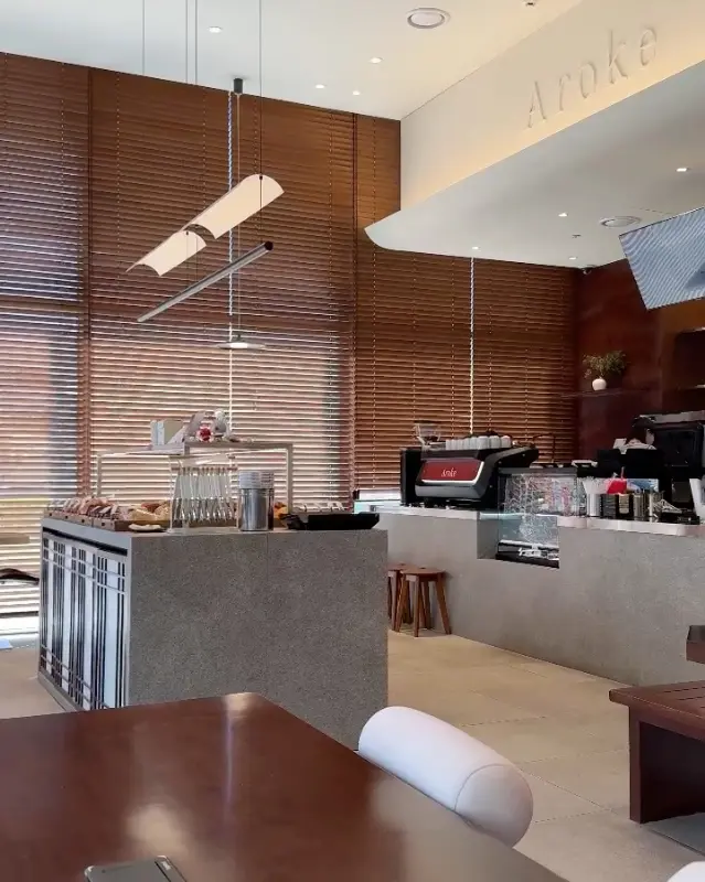 아늑하고 따뜻한 분위기의 카페 내부 전경