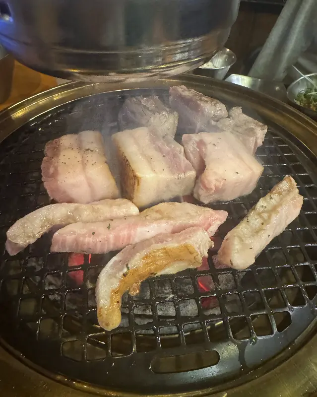 숯불에 구워지는 삼겹살